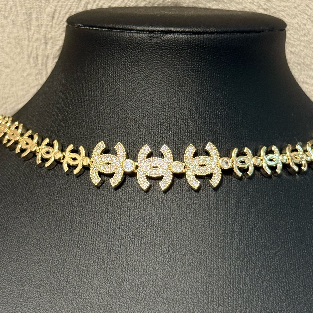 New Women’s laminated gold bracelet with‎ shiny details - Picture 3 of 4